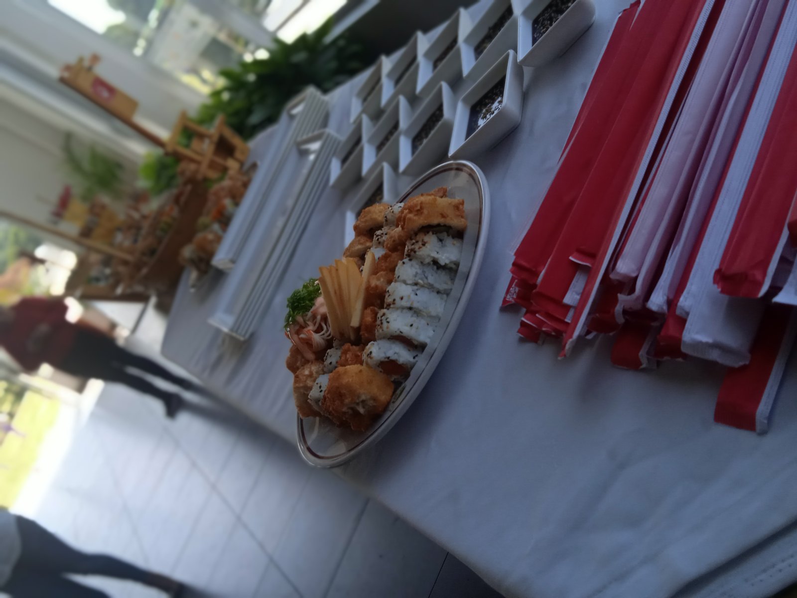 Chef preparando sushi en la barra