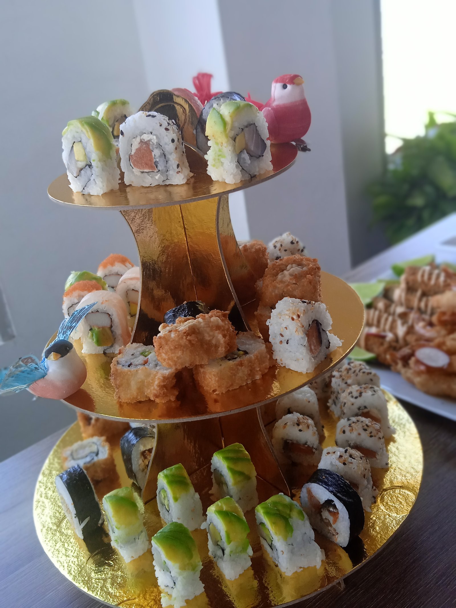 Variedad de sushi fresco servido en platos