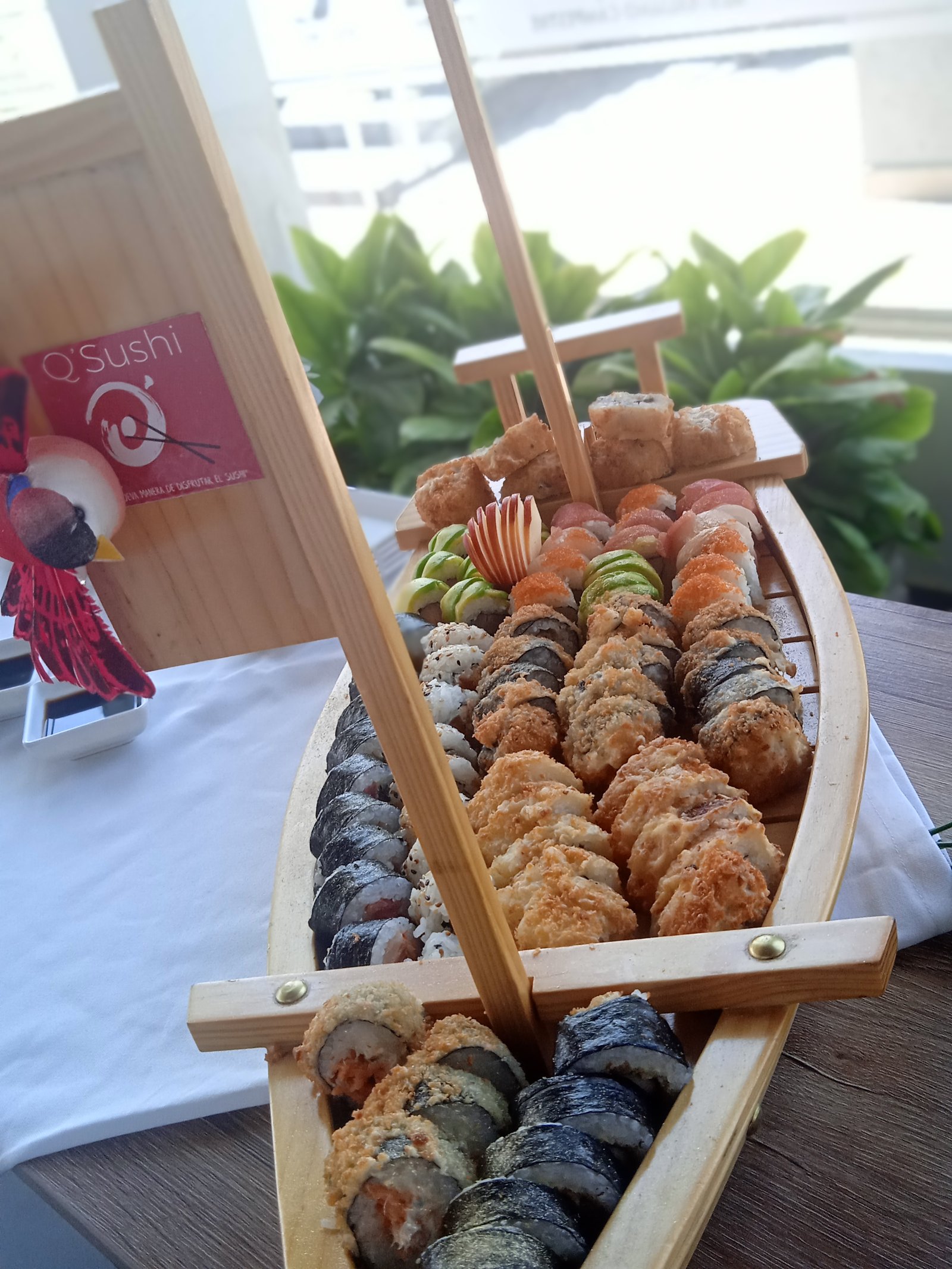 Clientes disfrutando de la barra de sushi